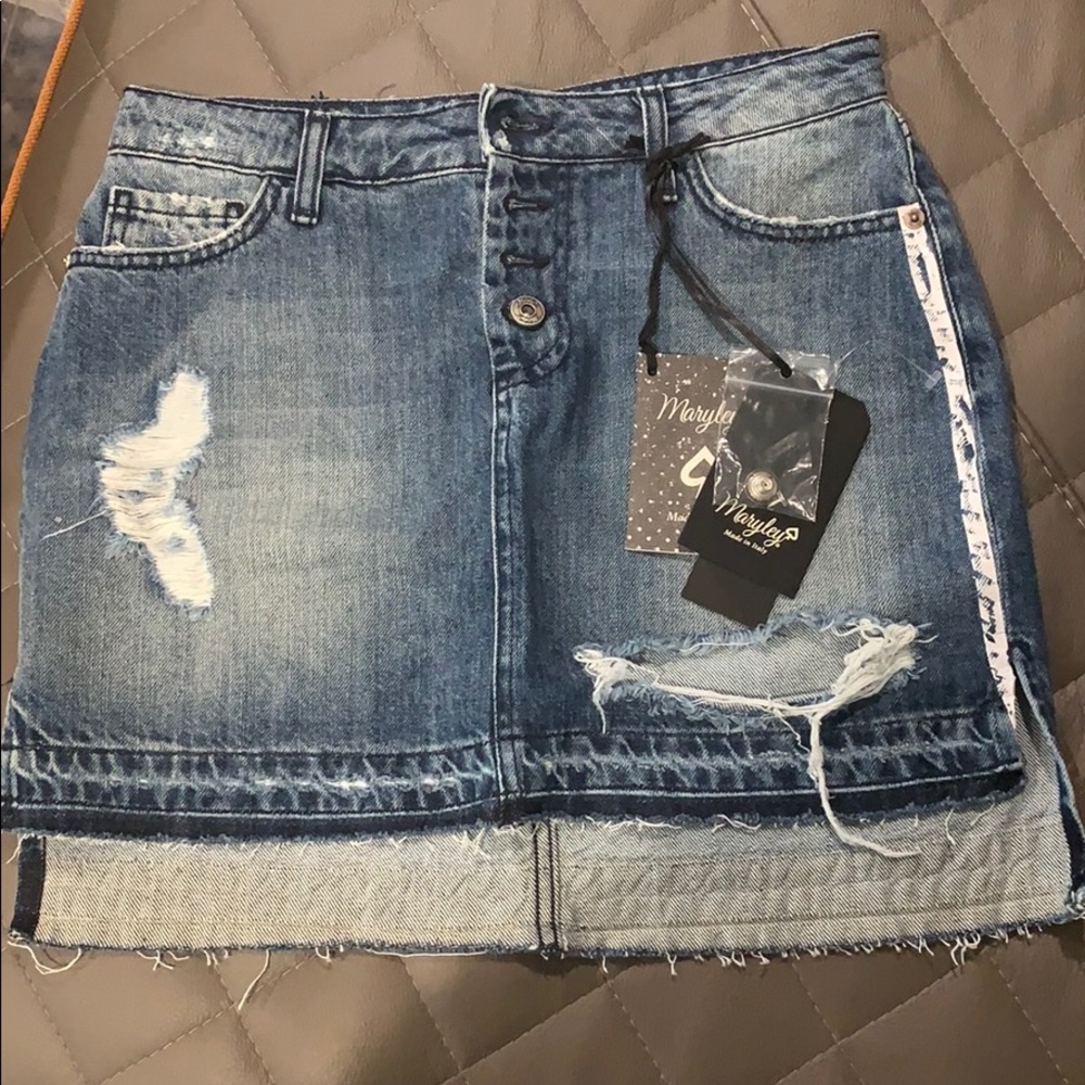 Italian denim skirt, band new! never worn!